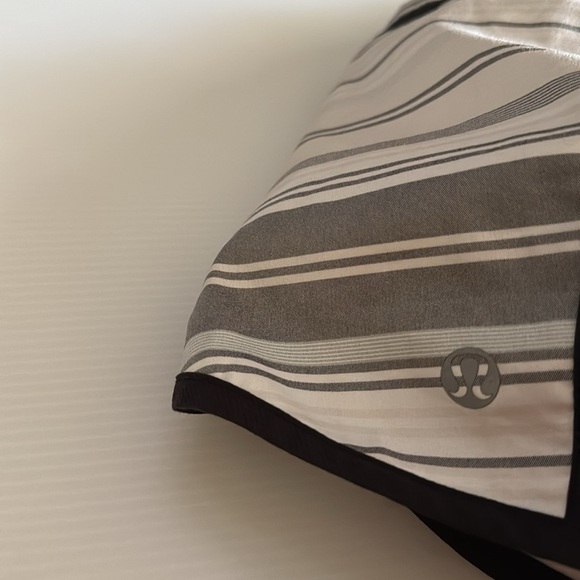 Lululemon Tracker Short *2-way Stretch
Mini Groovy Stripe Dune Horizontal Black - Picture 8 of 9